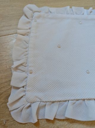 Funda almohada bebé con volantes
