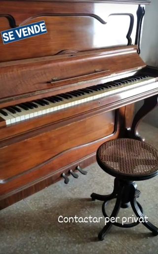 Piano antiguo de madera