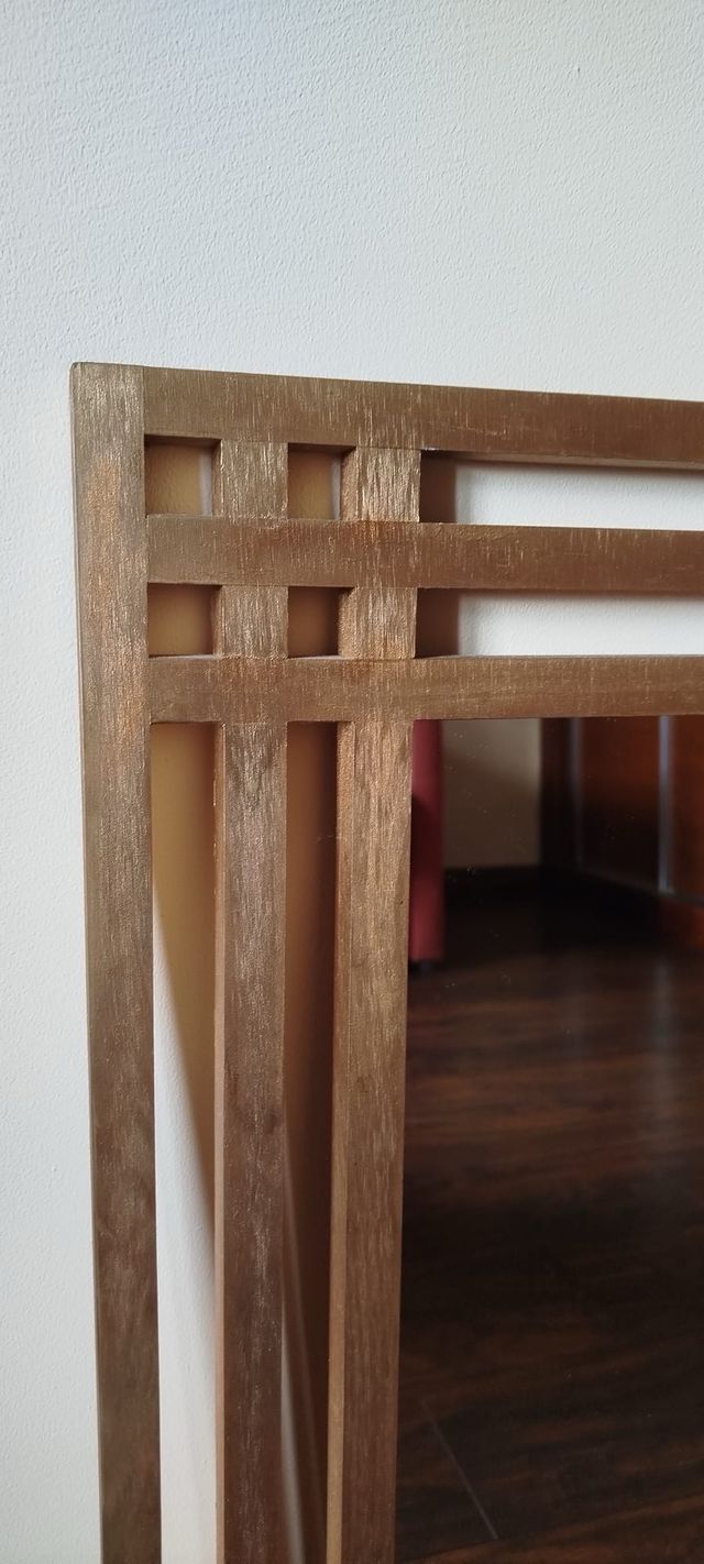 Espejo de madera con diseño