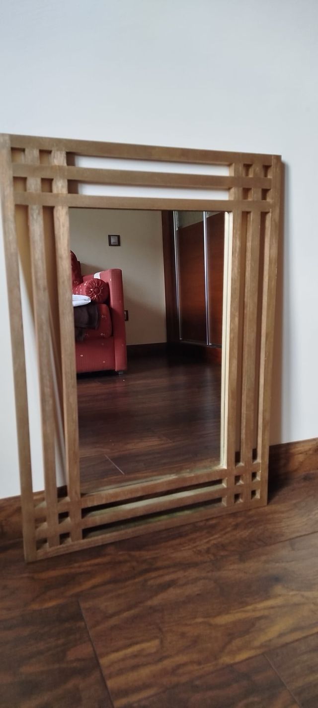Espejo de madera con diseño