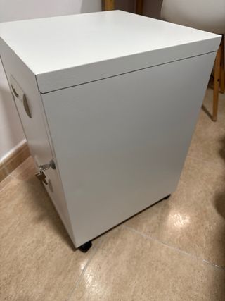 Mesita metálica de oficina con ruedas