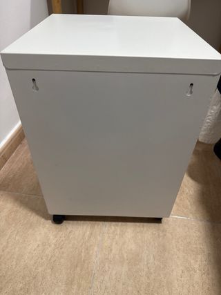 Mesita metálica de oficina con ruedas