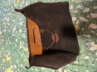 Bolso de ante marrón con asas de cuero