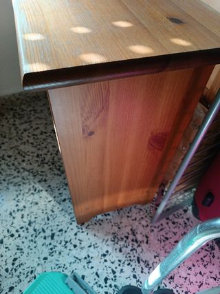 Mueble de madera ideal para restaurar.