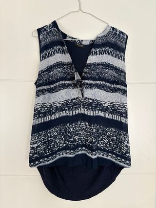 Blusa Woman azul estampada sin mangas