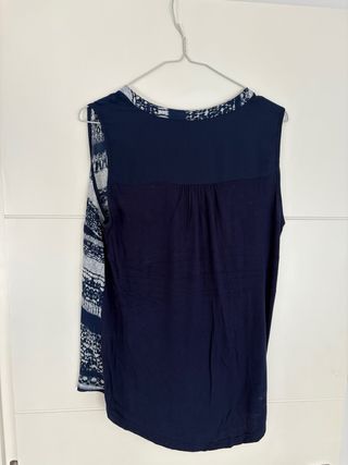Blusa Woman azul estampada sin mangas