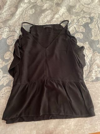 Blusa de tirantes negra con volantes