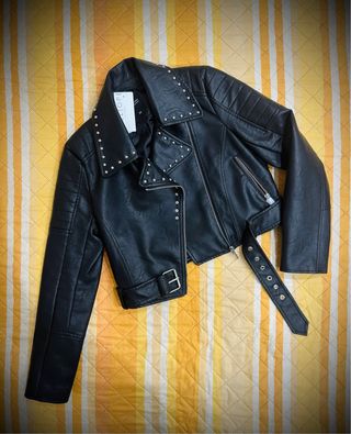 Giacca biker effetto pelle con borchie