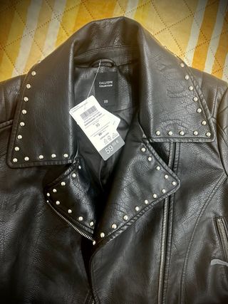 Giacca biker effetto pelle con borchie