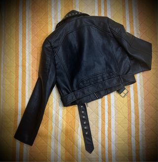 Giacca biker effetto pelle con borchie