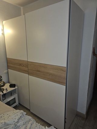 Armadio con ante scorrevoli in legno e bianco