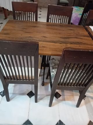 Mesa de comedor de madera