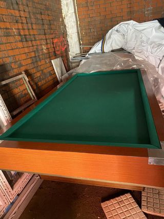 Mesa de billar verde.