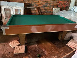 Mesa de billar verde.