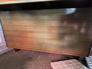 Mesa de billar verde.