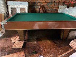 Mesa de billar verde.
