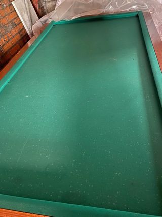 Mesa de billar verde.