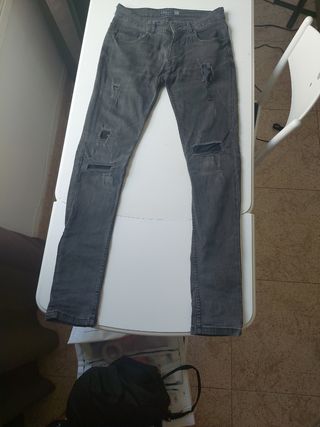 Pantalones vaqueros grises desgastados