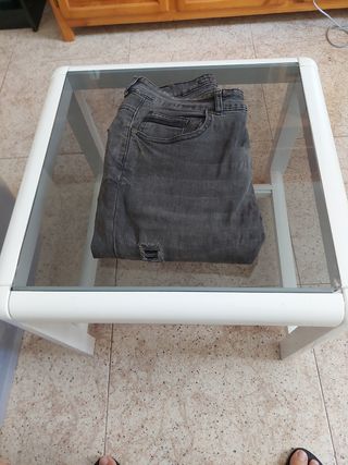 Pantalones vaqueros grises desgastados