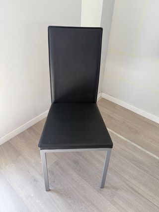Sillas de comedor de cuero y metal. 
