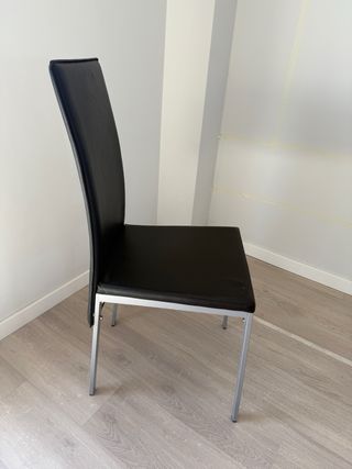 Sillas de comedor de cuero y metal. 
