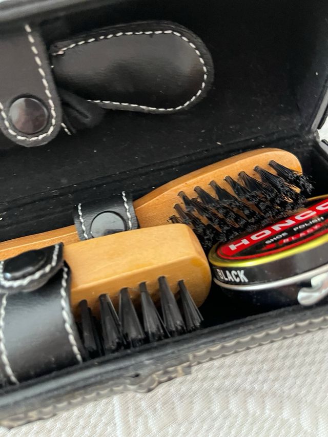 Estuche Limpia Zapatos Negro