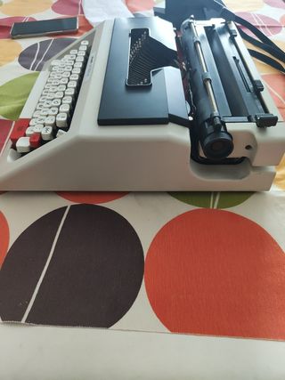 Máquina de escribir Olivetti Lettera 42