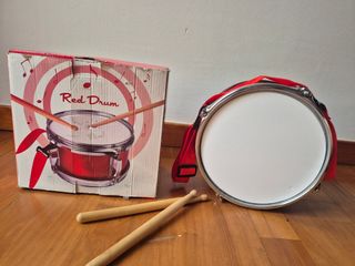 Tambor Rojo Eurekakids con baquetas