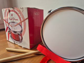 Tambor Rojo Eurekakids con baquetas