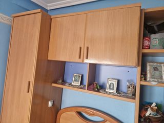 Dormitorio completo de madera con detalles en azul