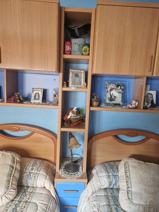 Dormitorio completo de madera con detalles en azul