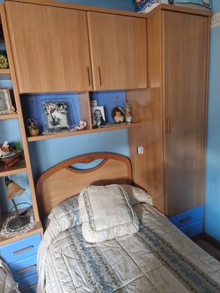 Dormitorio completo de madera con detalles en azul