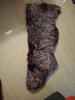 Alfombra de piel. No sabemos que animal. Lavada.