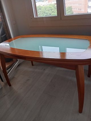 Mesa de madera y cristal