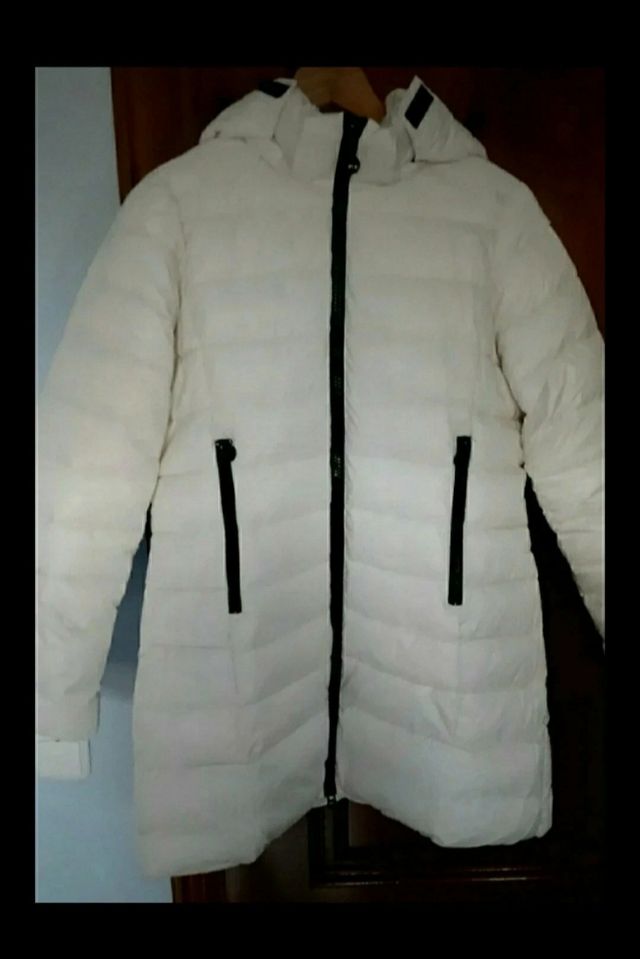 Plumífero blanco con capucha