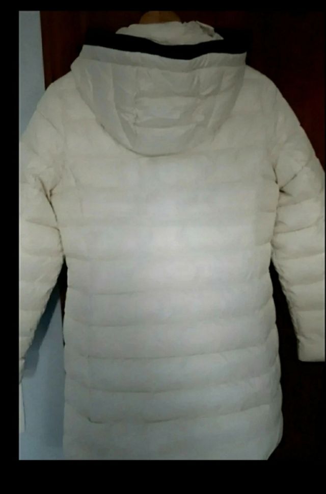 Plumífero blanco con capucha