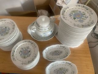 Vajilla de porcelana con flores azules 

