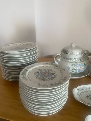 Vajilla de porcelana con flores azules 
