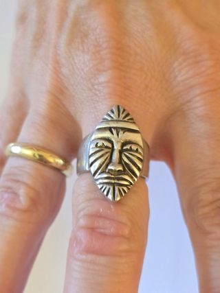 Anillo con diseño de rostro tribal