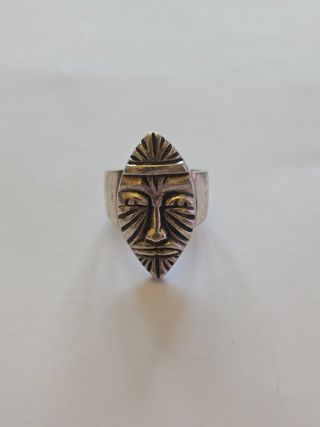 Anillo con diseño de rostro tribal