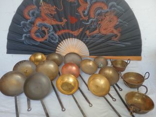 Sartenes y ollas antiguas de latón y cobre