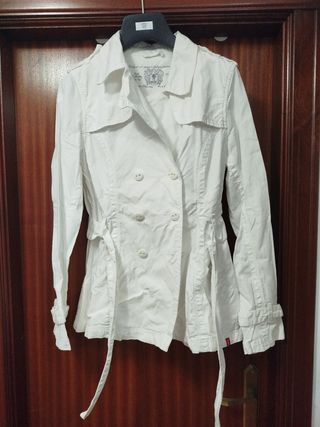 Gabardina blanca