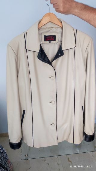 Chaqueta de piel beige con ribetes negros Talla 48