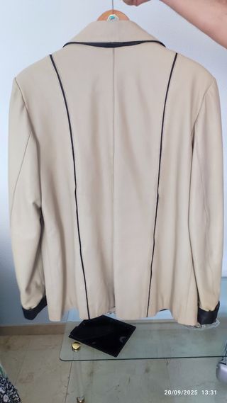 Chaqueta de piel beige con ribetes negros Talla 48