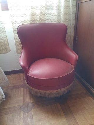 Poltrona rossa in stile vintage
