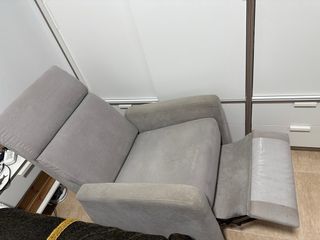 Sillón reclinable de tela gris