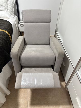 Sillón reclinable de tela gris
