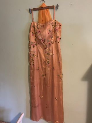 Vestido de fiesta naranja con flores