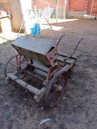 Sembradora antigua de madera y metal