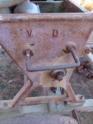 Sembradora antigua de madera y metal
